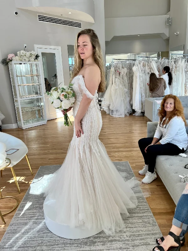 Enzoani BT19-28 Smocked unclassified dresses