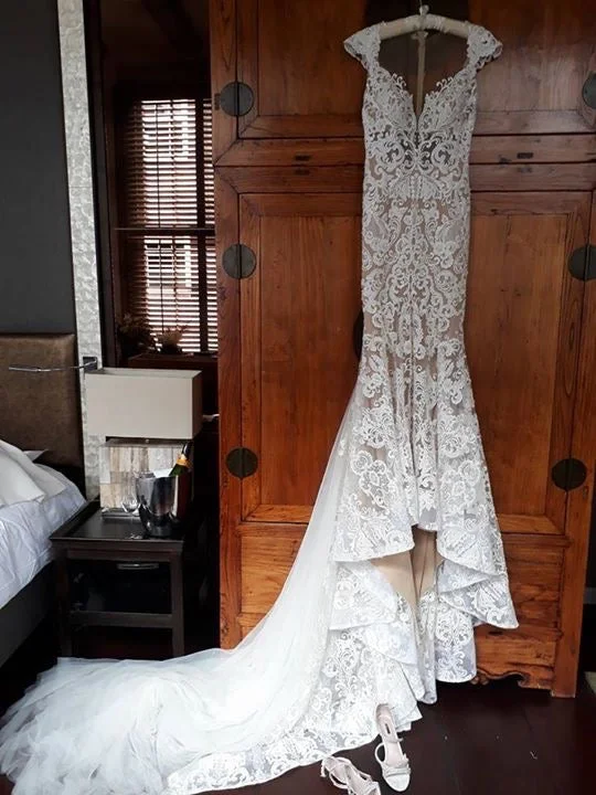 Berta  16-27 Minimalist unclassified dresses